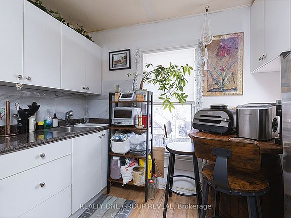 3rd image of 275 Jarvis St
