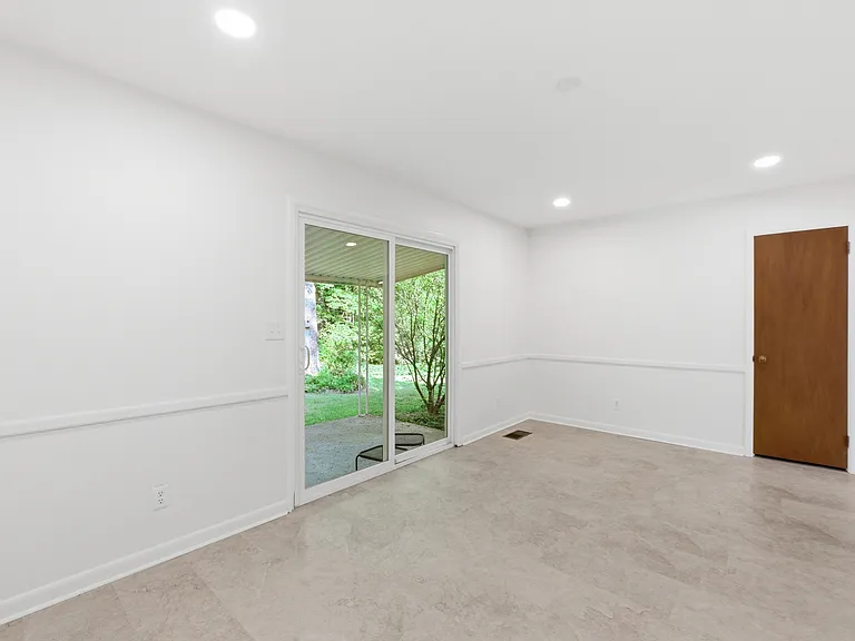 945 Brynwood Ter — Photo 7