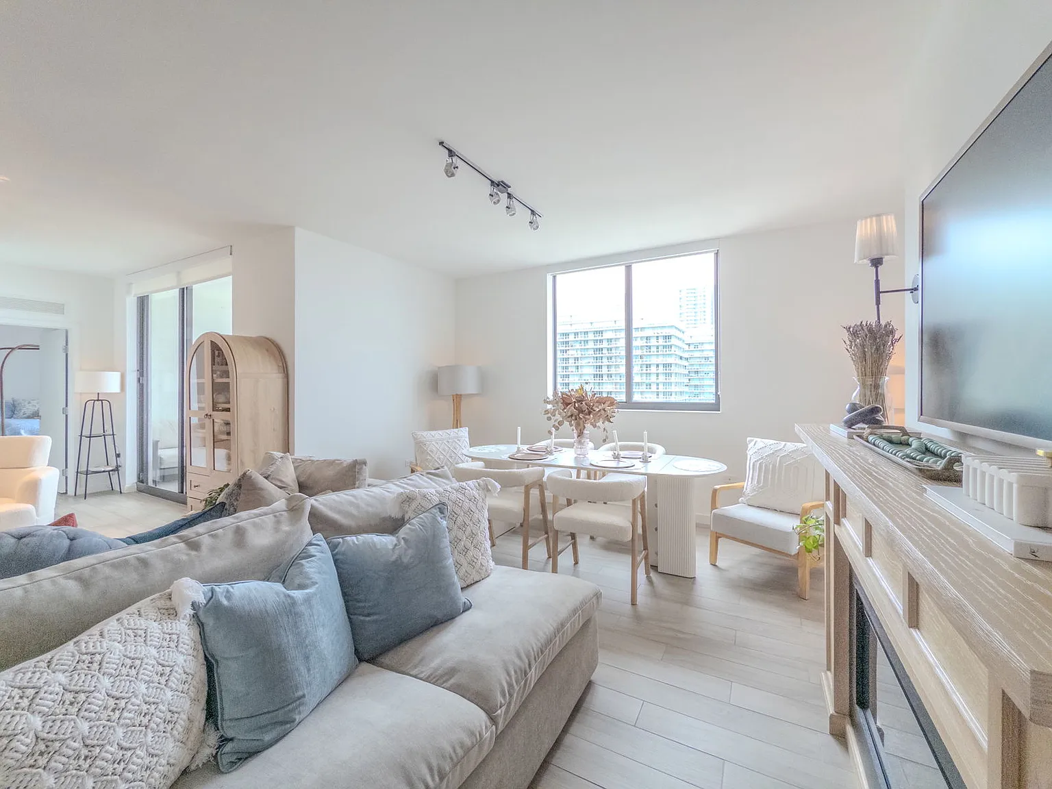 2 bed, 2.0 bath, 1224 sqft, $4,999 — Photo 3