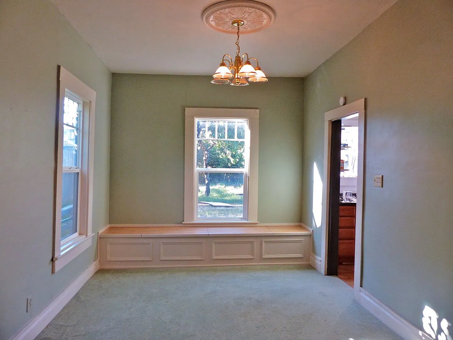 3 Bedroom, 1 Bath Uptown Victorian Port Townsend Home For Rent! — Photo 4