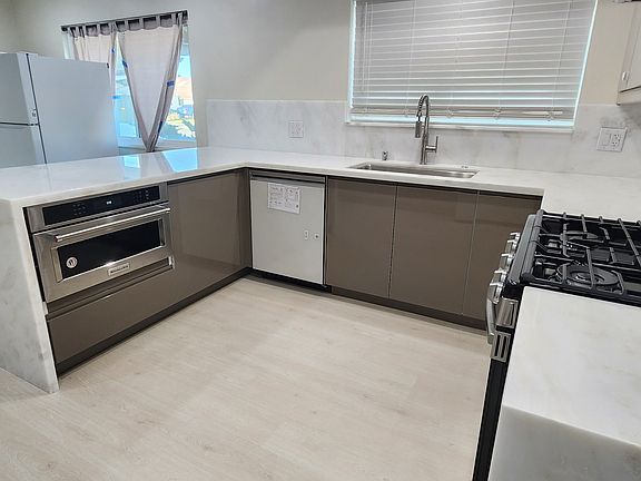 Built in KitchenAid microwave, white panel Samsung diswasher, pull out end corner cabinet, 38 in lazy susan corner on other side.