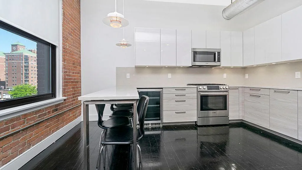 2 bed, 1065 sqft, $3,950 — Photo 4