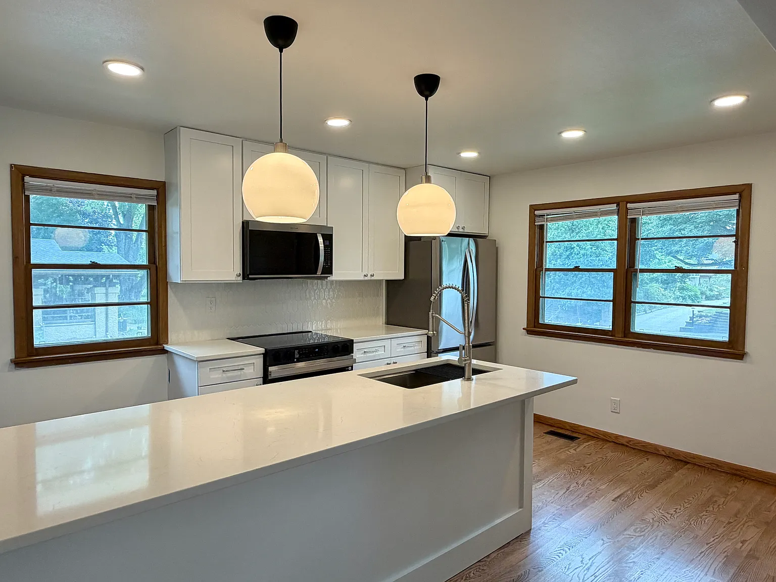 3 bed, 1150 sqft, $1,816 — Photo 2