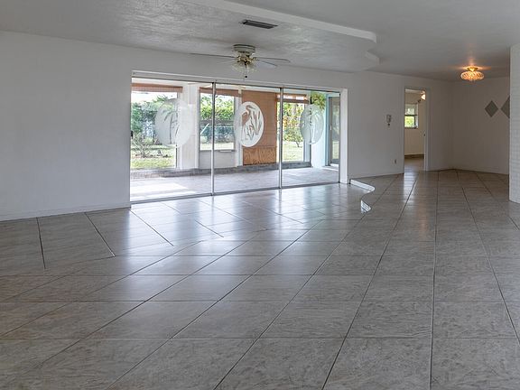 3rd image of 9697 Dahlia Ave