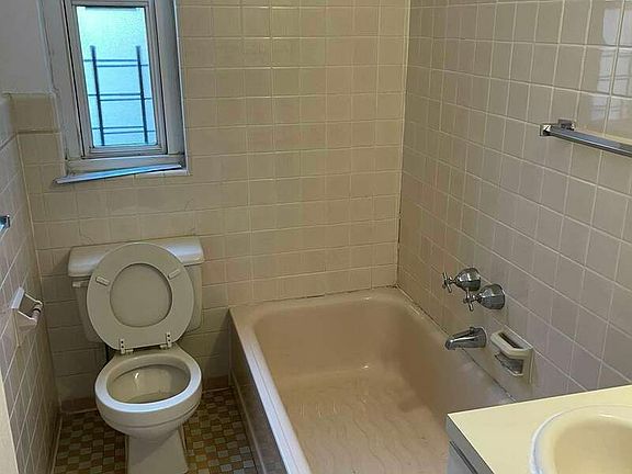 5th image of 139 E 35th St APT 6B