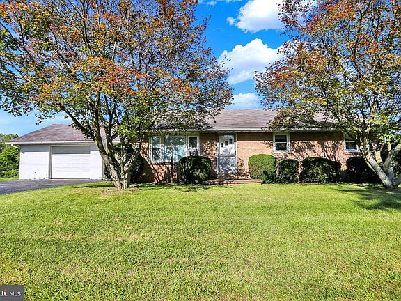 3rd image of 1365 Centerport Rd