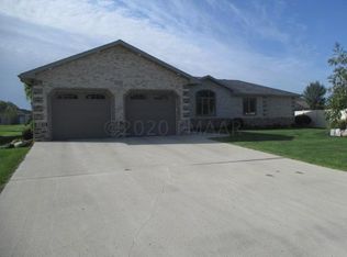 1443 Maple Ct, Wahpeton, ND 58075
