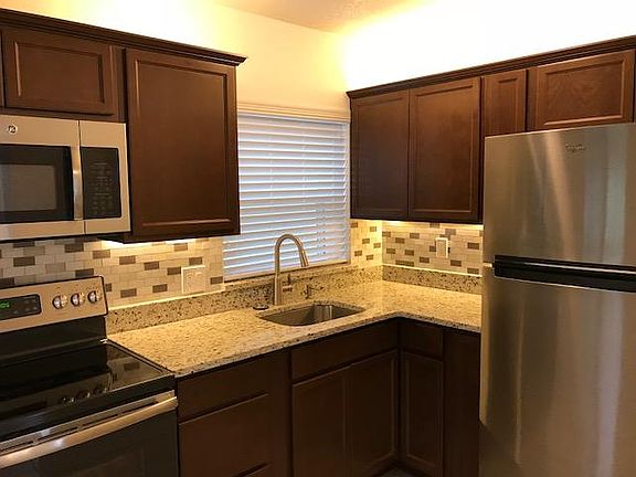 Brand new remodeled kitchen w/granite countertops and stainl