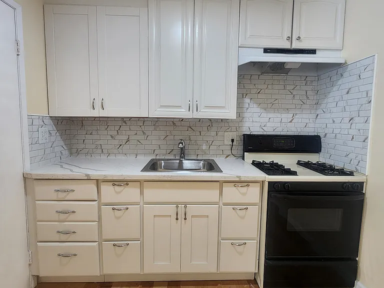 18390 Manila St — Photo 2