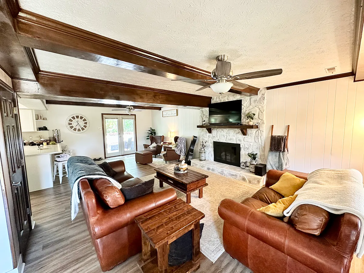 Building Photo - 10117 Wolf Den Ln