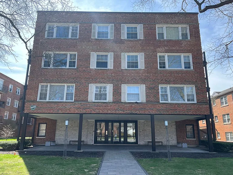 2620 Central St — Photo 2