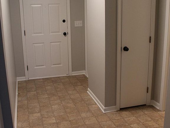 ENTRYWAY. Newly painted walls/trim/doors. New doorknobs.