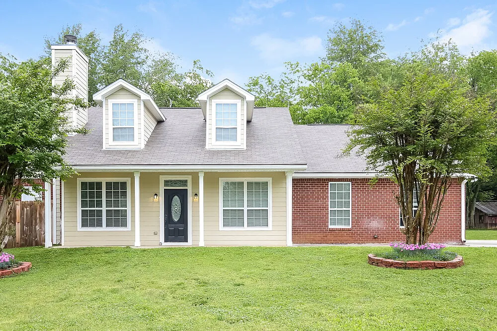 4 bed, 2.0 bath, 2280 sqft, $2,425 — Photo 1