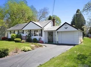 24 Sprucetree Ln, Huntington Station, NY 11746