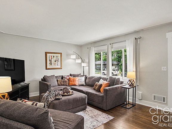 5th image of 4631 Carrick Ave SE