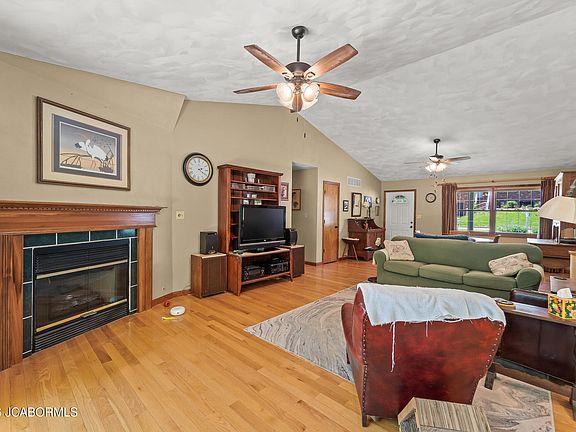 3rd image of 808 Troy Dr