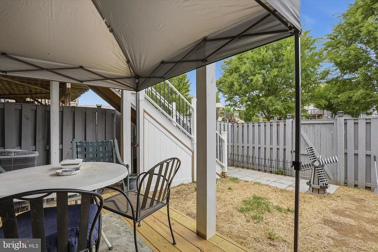 3 bed, 2324 sqft, $1,900 — Photo 4
