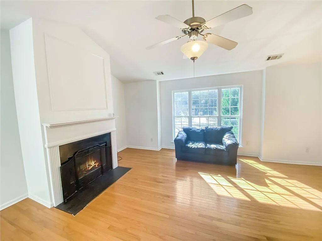 4 bed, 3.0 bath, 2650 sqft, $2,400 — Photo 4