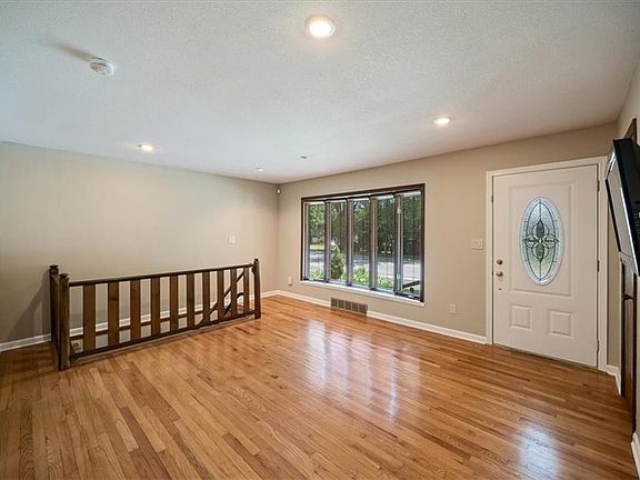 5th image of 7200 W 83rd St