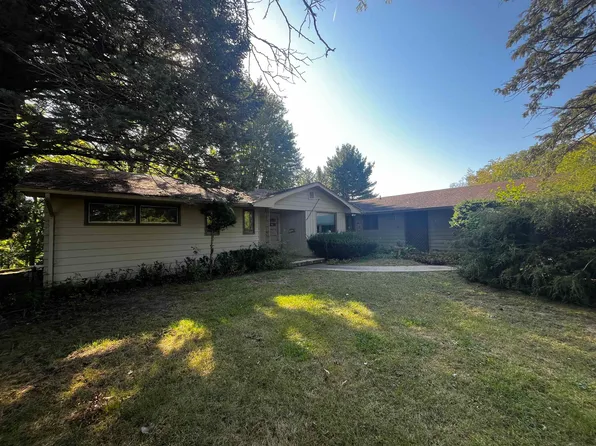 1140 Rockdale Rd, Dubuque, IA 52003