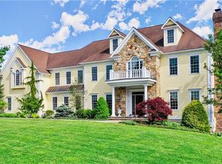 31 Under Cliff Rd, Trumbull, CT 06611