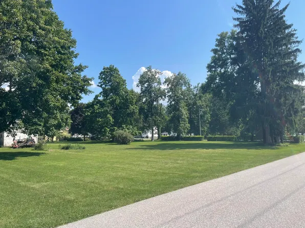 208 W Daumer Rd, Kouts, IN 46347