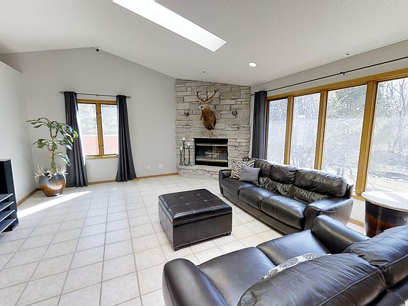 3rd image of 2832 N Taylor Dr