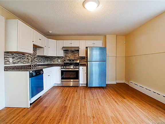 4th image of 440 Shelton Ave