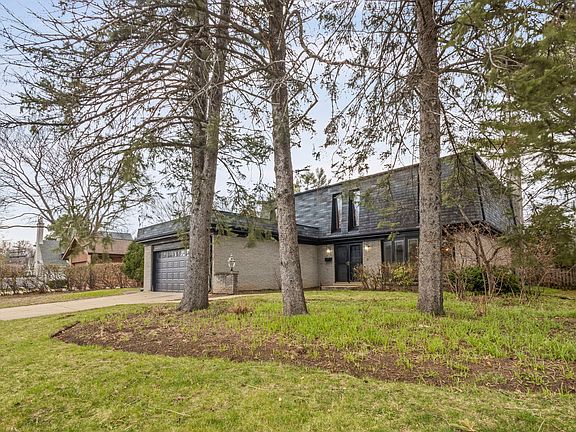 3rd image of 560 Hunter Rd