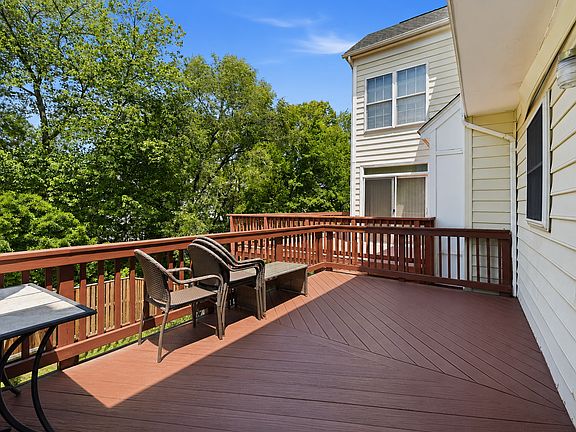 4th image of 25203 Dunvegan Sq