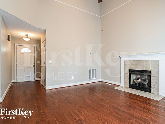 2nd image of 811 Willow Ln