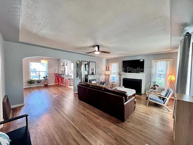2727 E Michigan Ave — Photo 8