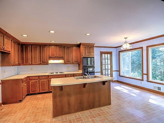 5th image of 3625 Glen Crossing Dr
