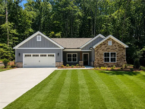 108 Apricot Ln, Westminster, SC 29693