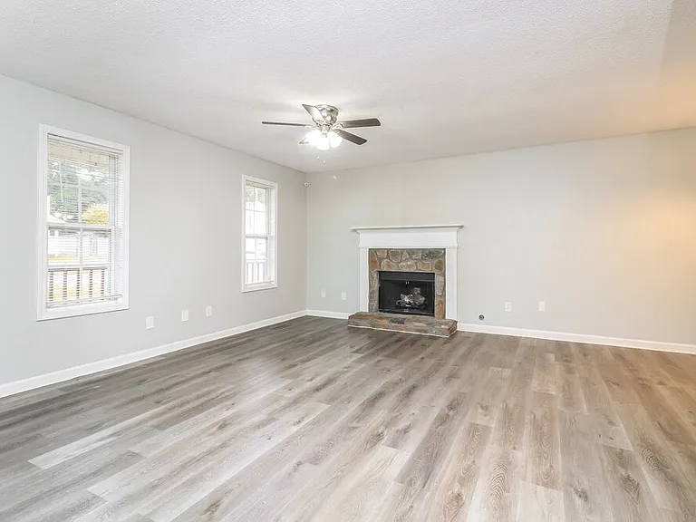 732 Newport Dr — Photo 6