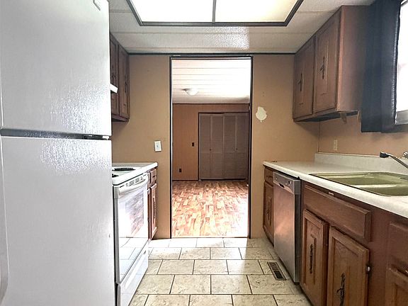 5th image of 305 Maple St
