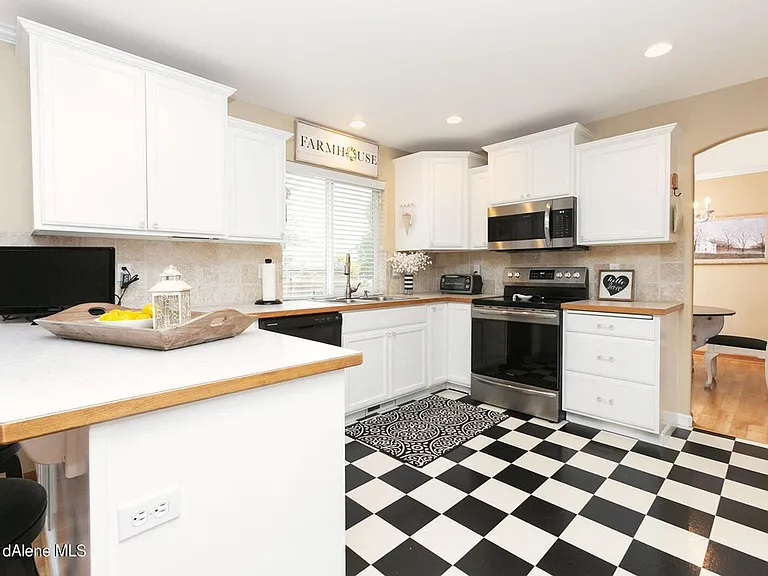 6113 N La Rochelle Dr — Photo 3