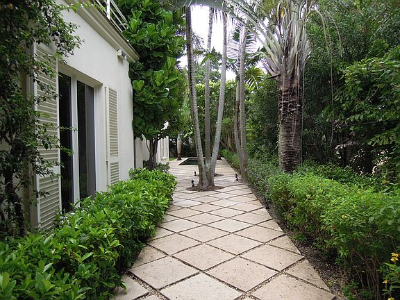 4th image of 240 Bahama Ln