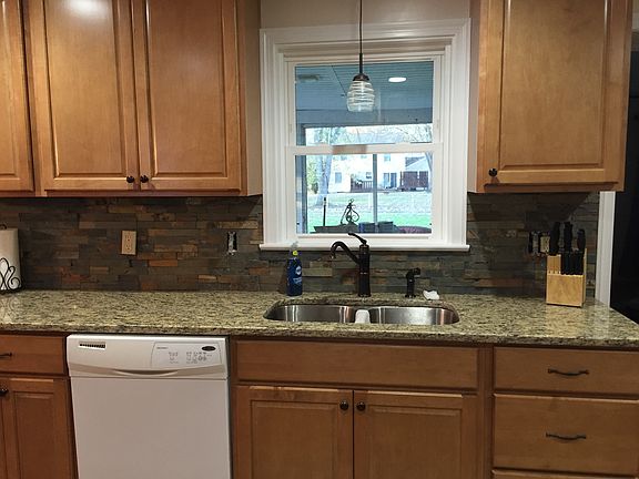 4th image of 8027 Castle Rock Dr NE