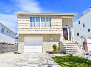 555 Naughton Ave, Staten Island, NY 10305