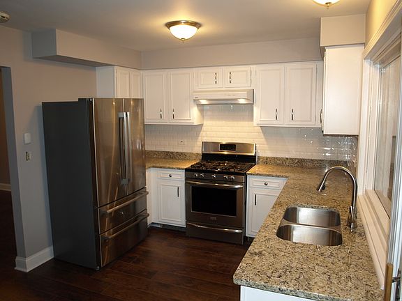 3rd image of 1005 N Goldengate Ln