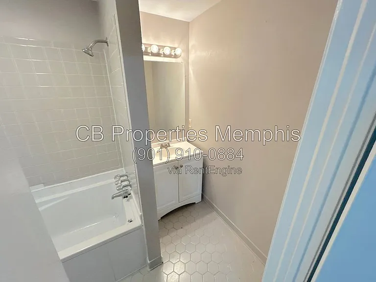 1018 McEvers Cir — Photo 8