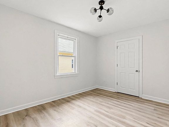 4th image of 324 Bourbon St