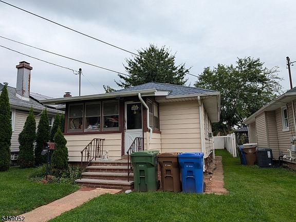 4th image of 215 Madison St