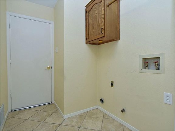 4th image of 8104 Wexford Dr