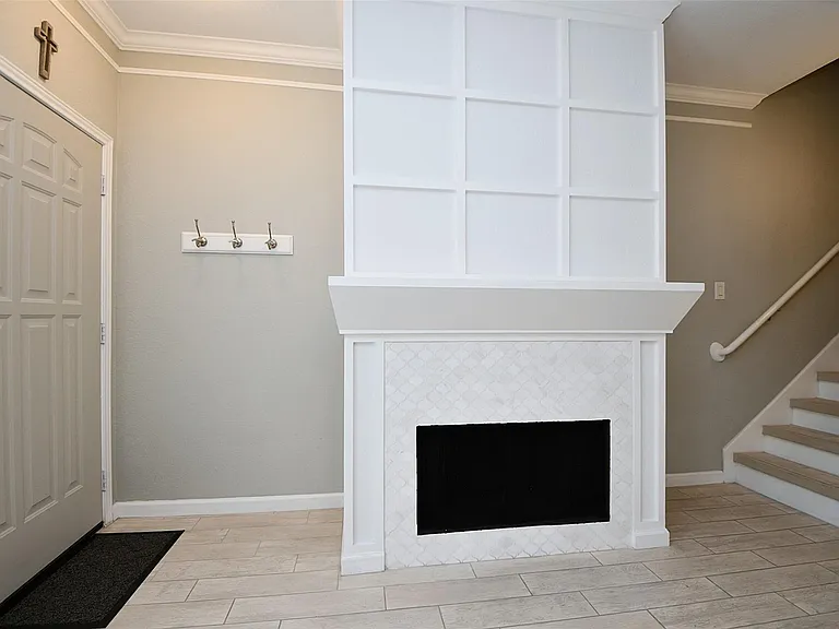 382 Wilcrest Dr — Photo 2