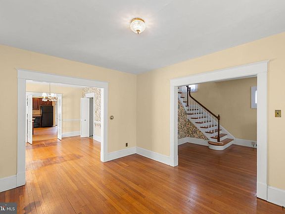 3rd image of 305 Amherst St