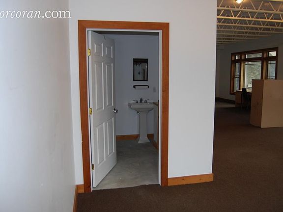 5th image of 552 W Lake Dr