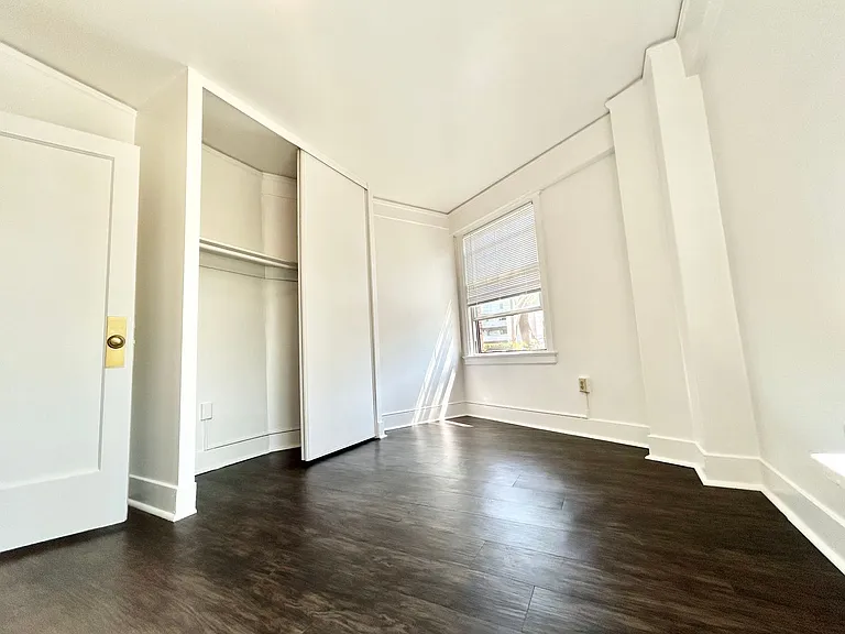 Burlingame Apartments — Photo 28