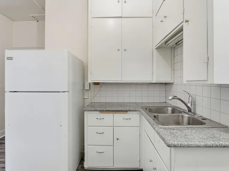 615 W 6th Ave — Photo 8